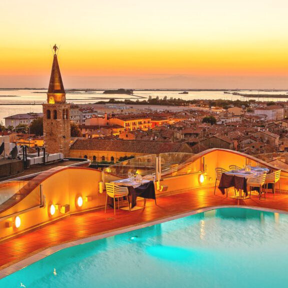 Dieses Bild hat ein leeres Alt-Attribut. Der Dateiname ist Hotel-Astoria-Pool-Homepage-1024x576.jpg